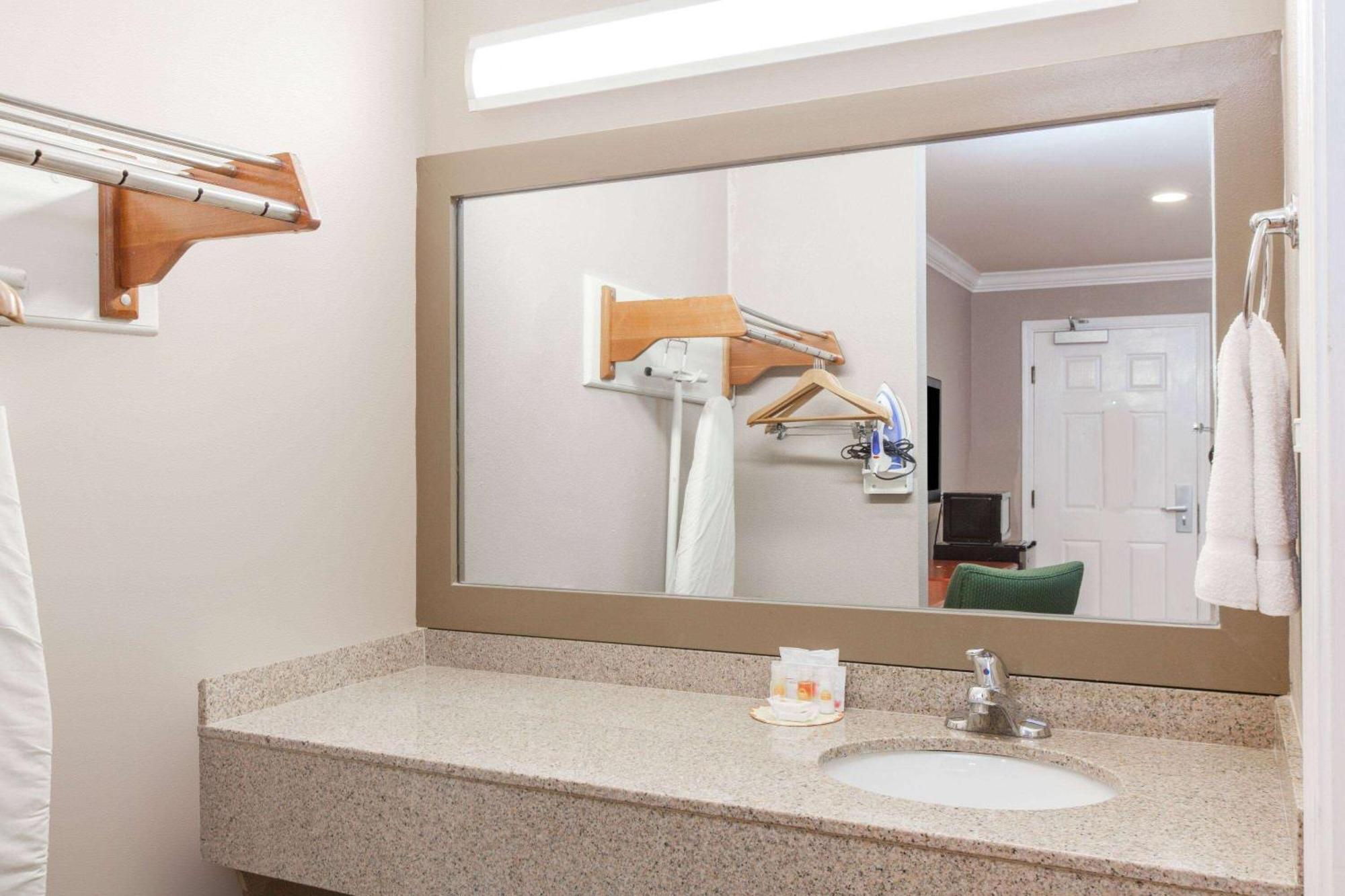 Days Inn By Wyndham San Francisco S/Oyster Point Airport South San Francisco Eksteriør bilde